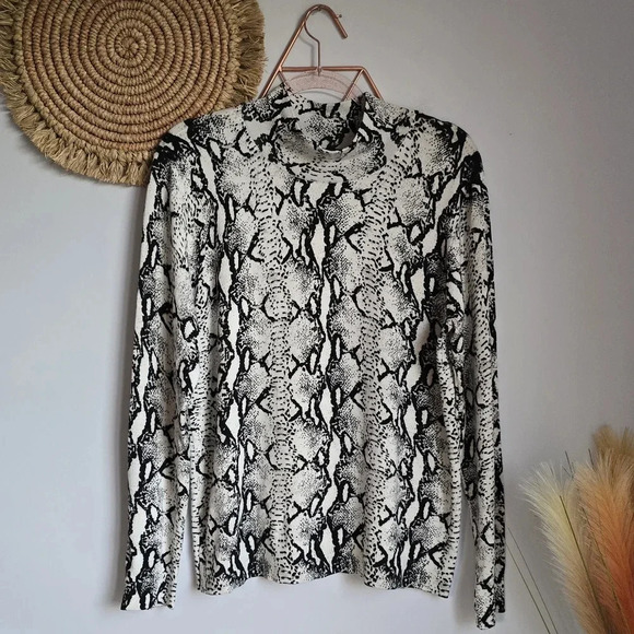 Revolve 525 America, New White Black Python Animal Print Mock Sweater Size XL - Picture 9 of 13